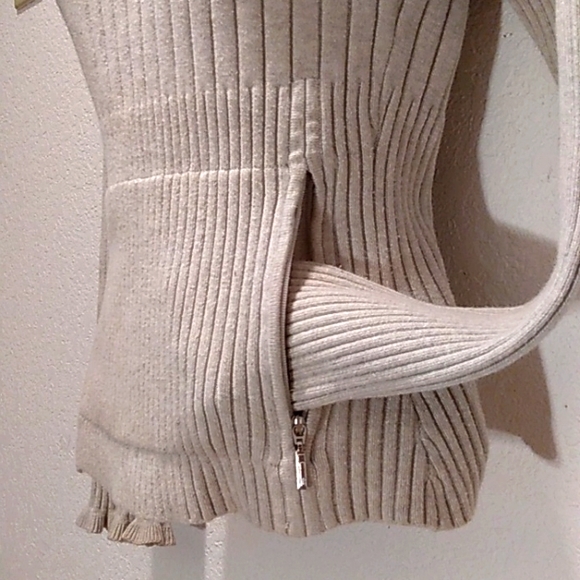 NILS SPORTSWEAR RIBBED AND RUFFLED CREAM HOODIE W/KANGAROO POCKET - Picture 4 of 9